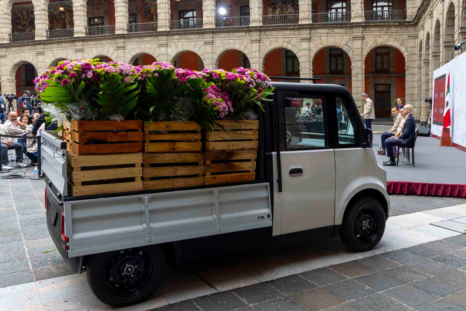 Sheinbaum presenta el Olinia Carga; se buscan inversionistas para masificar la producción