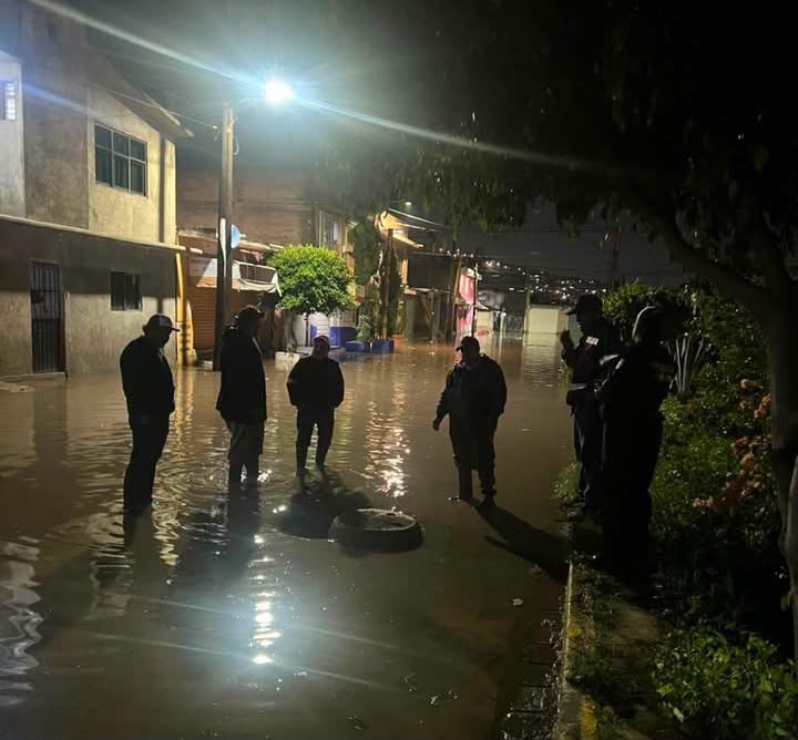 Inundaciones  y caos en Los  Reyes La Paz  tras fuerte lluvia