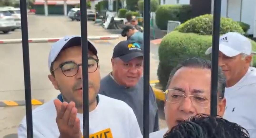 “Pinche muerto de hambre”, dice familiar de Fernando Flores a socio del Club La Asunción que intentó hacer un pago y le negaron entrar
