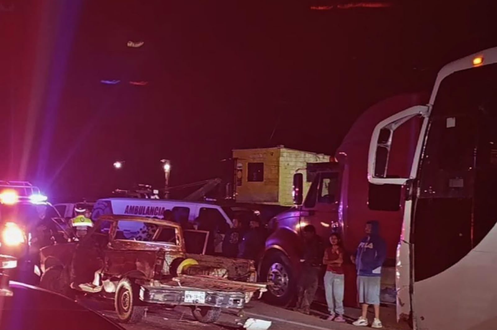 Accidente entre una camioneta y un autobús deja un muerto y un lesionado en la México-Tulancingo