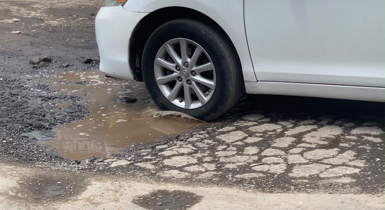 Baches crecen en Toluca y el alcalde quiere fiesta; pueblo exige calles rehabilitadas y bajar gasto en Alfeñique