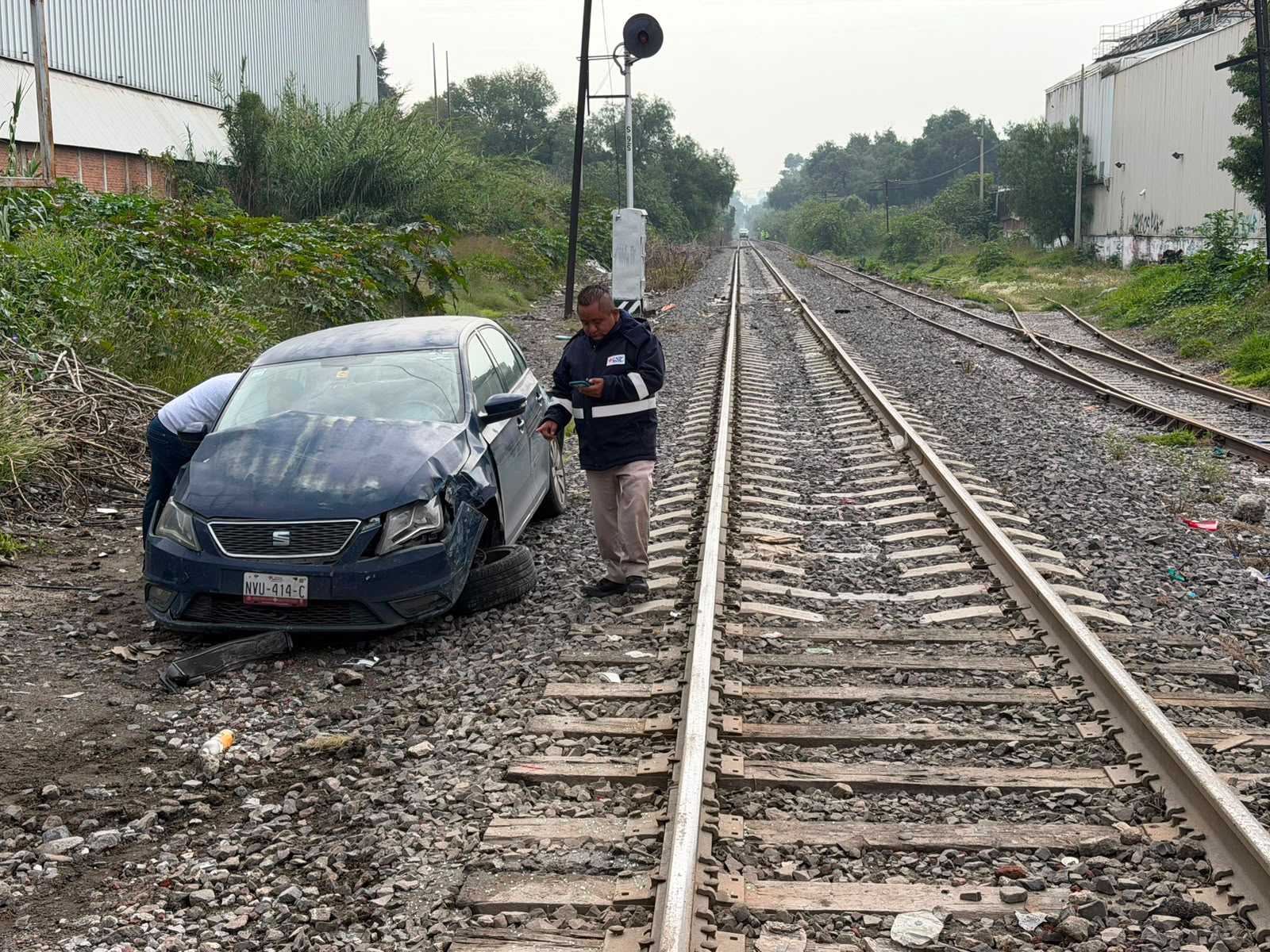 tren-arrastra-automovil-tras-intentar-ganarle-el-paso