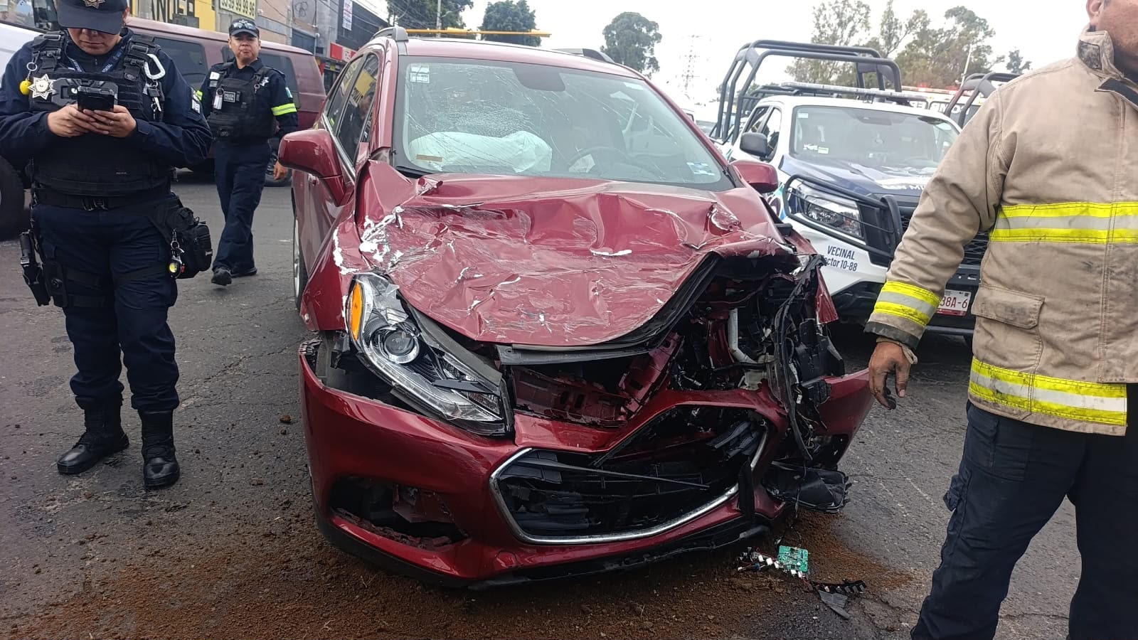 accidente-entre-una-unidad-de-transporte-publico-y-una-camioneta-deja-dos-lesionados