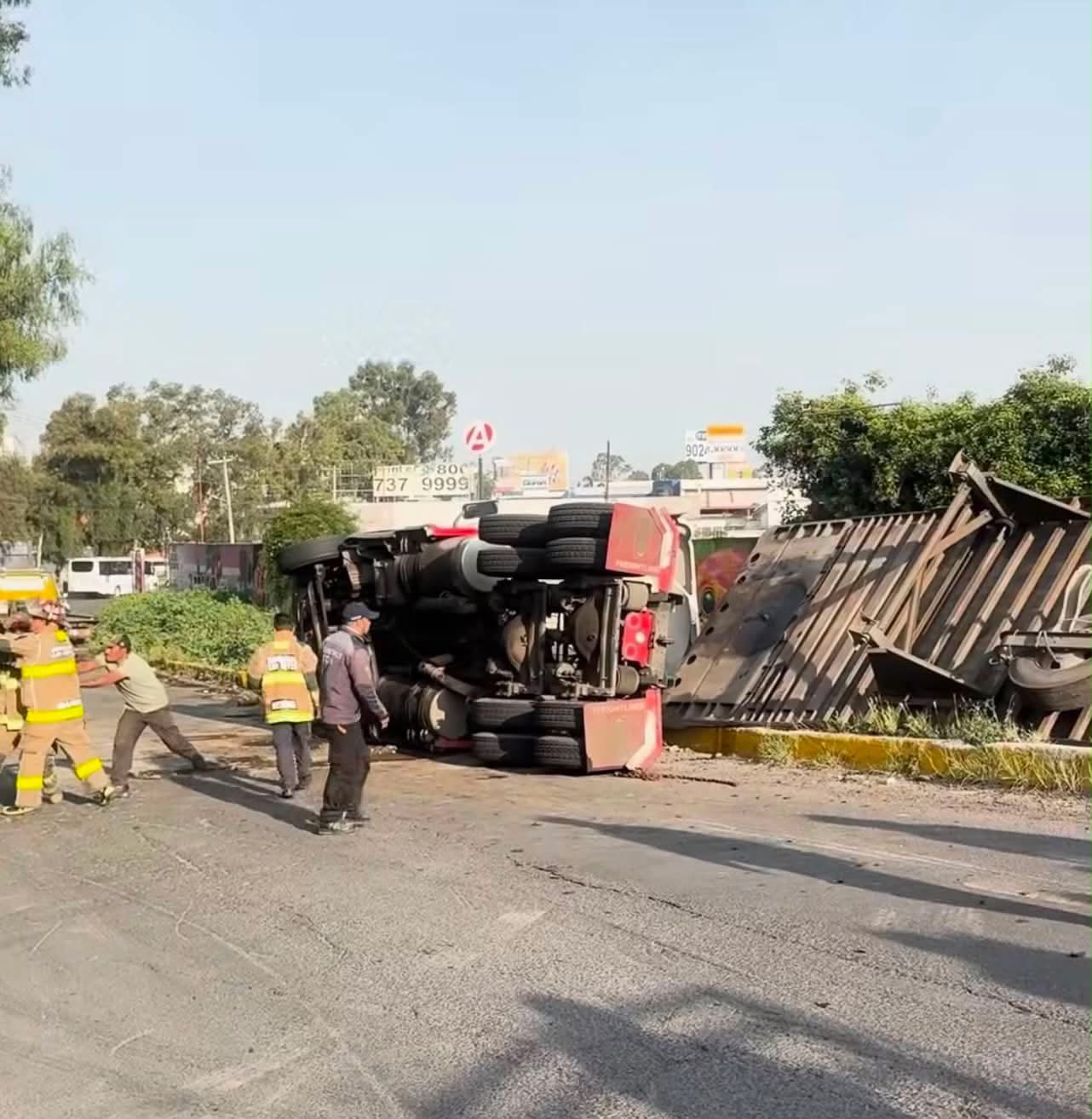 caos-vial-en-la-mexico-puebla-por-volcadura-de-trailer
