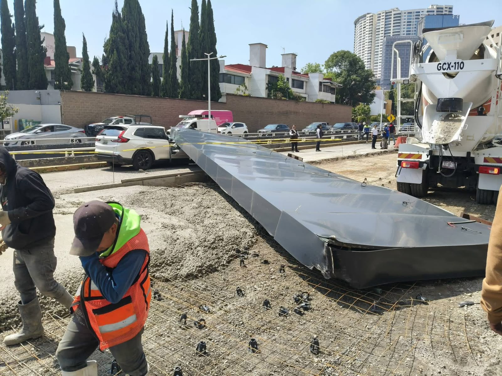 muere-mujer-tras-caer-una-estructura-encima-de-su-camioneta-en-huixquilucan