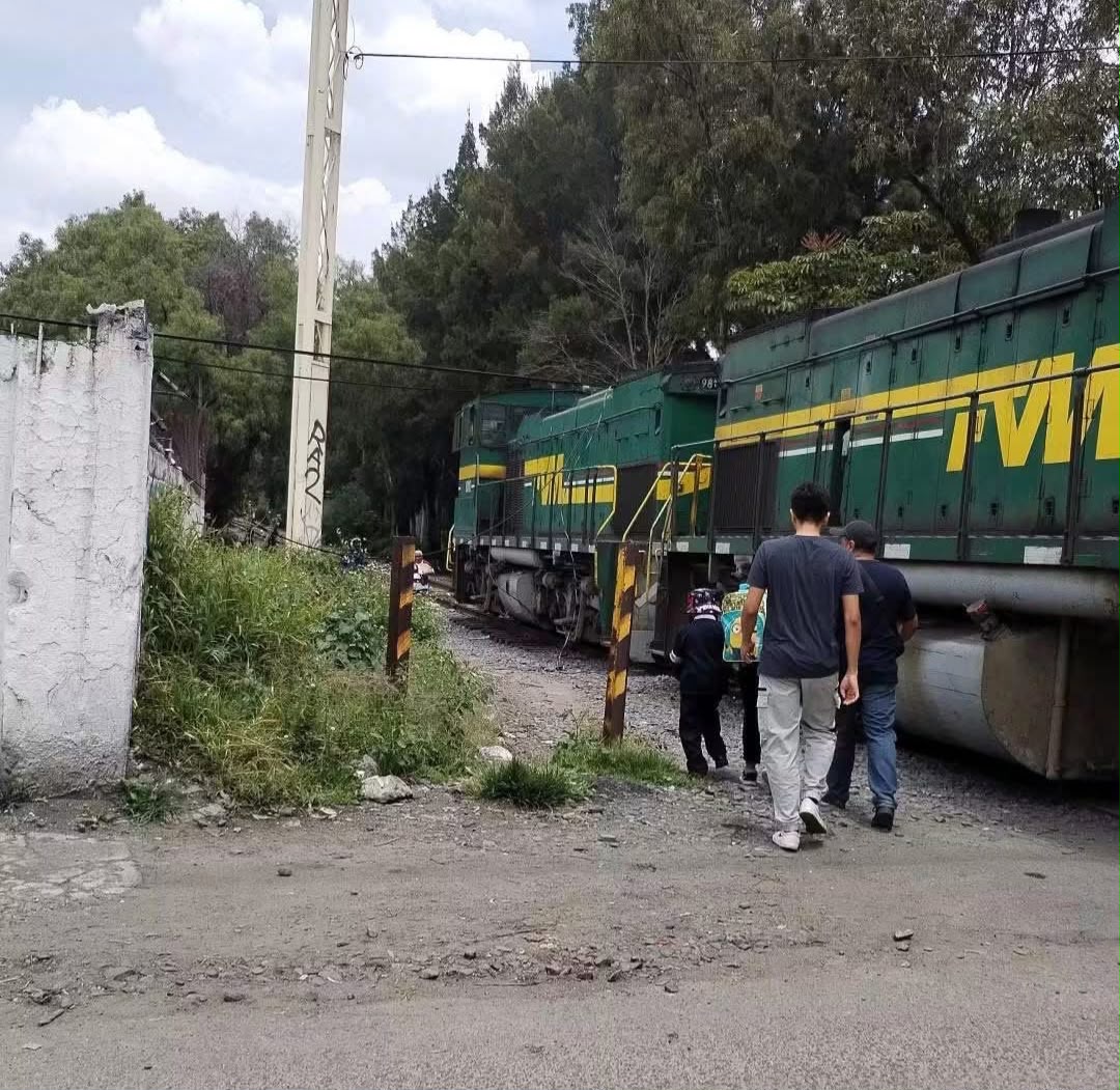 tren-jala-cables-derriba-seis-postes-y-caen-sobre-vehiculos-en-ecatepec