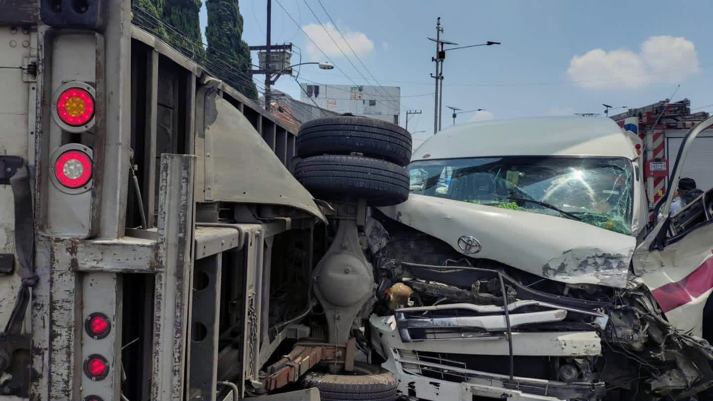 choca-combi-y-camioneta-en-tlalnepantla-accidente-deja-11-lesionados