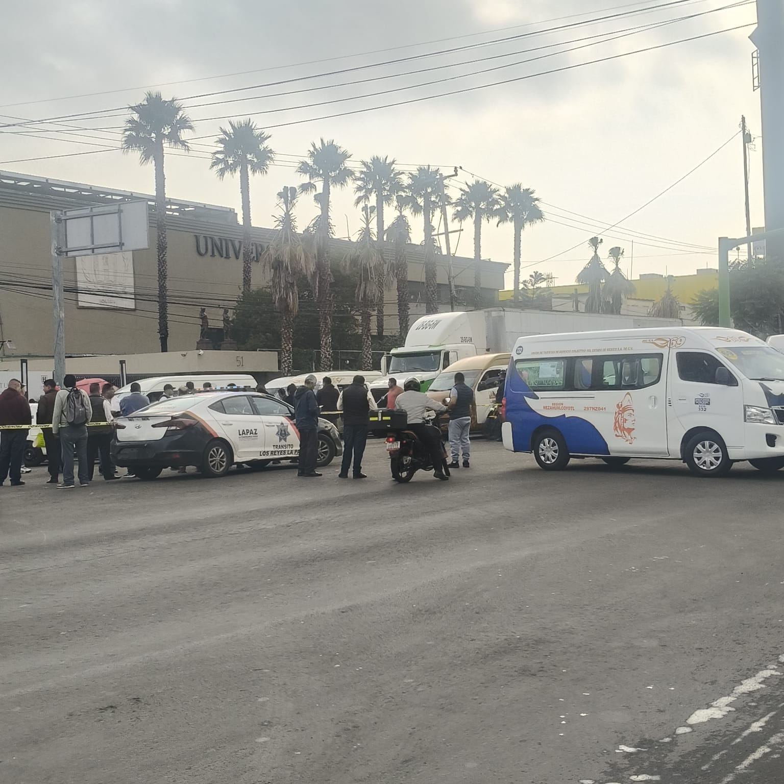 transportistas-bloquean-carreteras-para-exigen-mayor-seguridad-en-los-reyes-la-paz