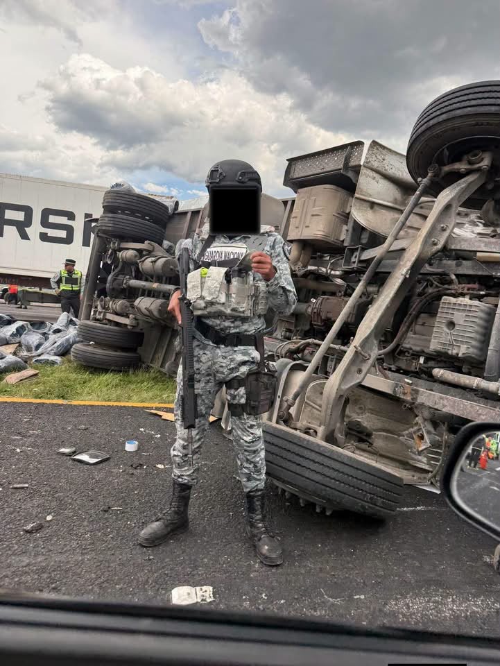vuelca-trailer-en-la-mexico-tulancingo-y-vecinos-cometen-rapina
