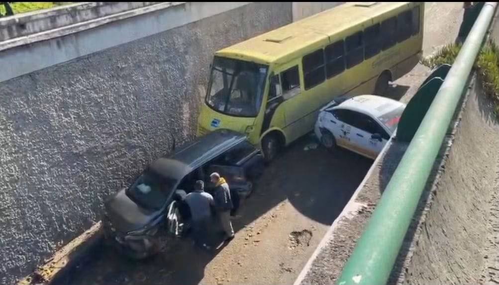 mangos-causan-choque-entre-un-taxi-un-auto-y-autobus-en-toluca