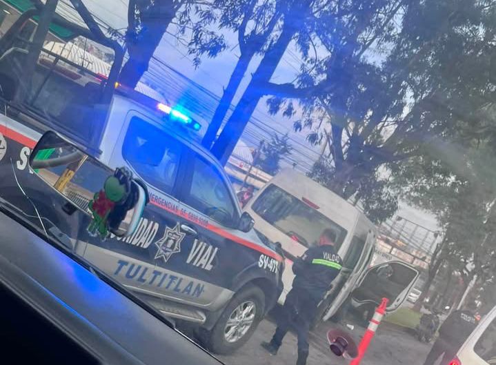 detenido-chofer-de-combi-por-invadir-carril-del-mexibus-y-chocar-contra-arbol-en-tultitlan
