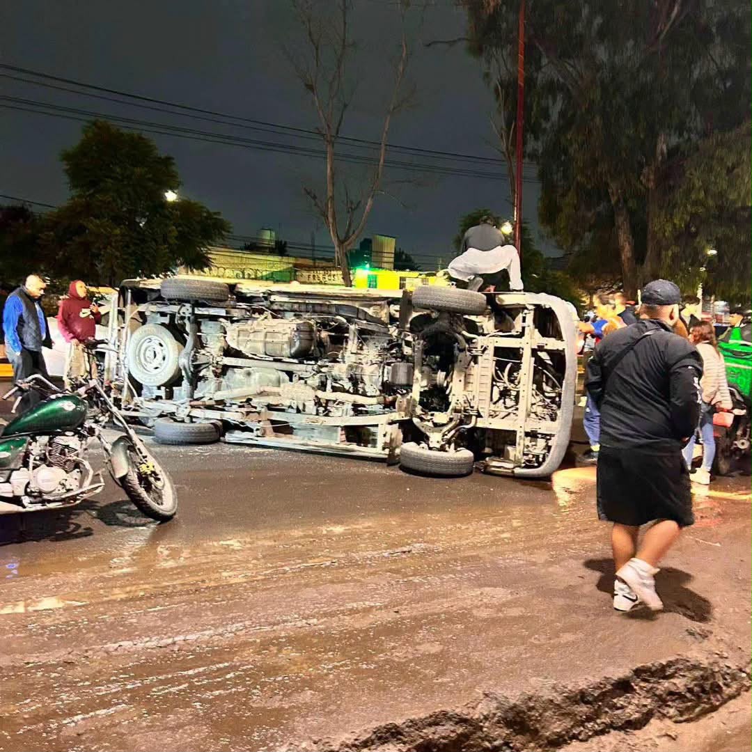 no-hay-dia-sin-accidentes-de-transporte-publico-en-el-edomex-volcadura-de-combi-deja-ocho-lesionados-en-los-reyes