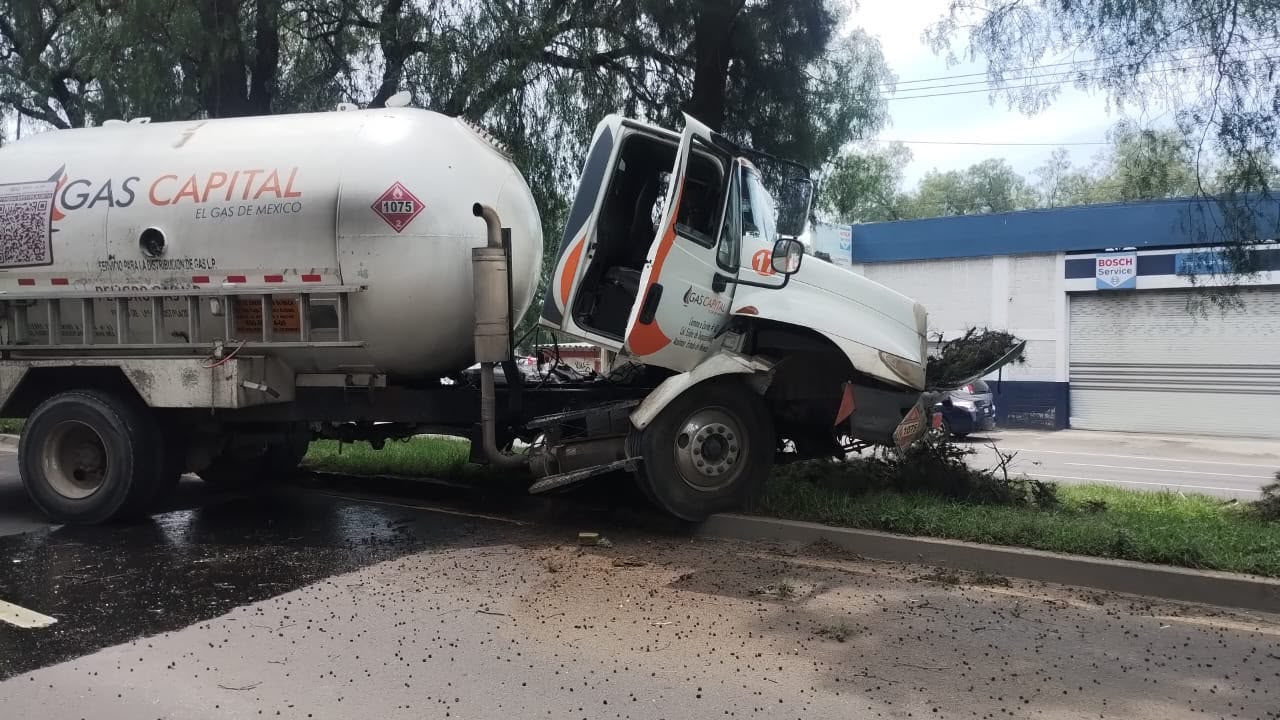 evitan-tragedia-por-choque-de-pipa-de-gas-cerca-del-ccmb-texcoco