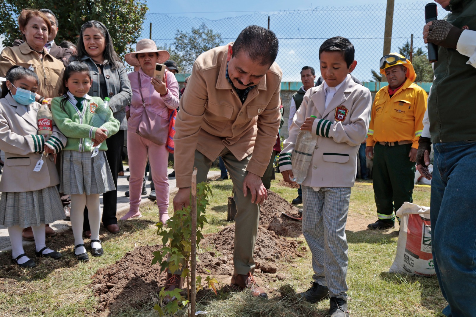Infantes con  conciencia  ambiental  plantan 290  árboles en  Tlacotepec