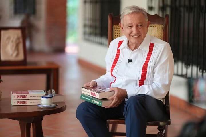 Se pronuncia AMLO contra la injerencia extranjera y presenta su libro ‘Pueblo