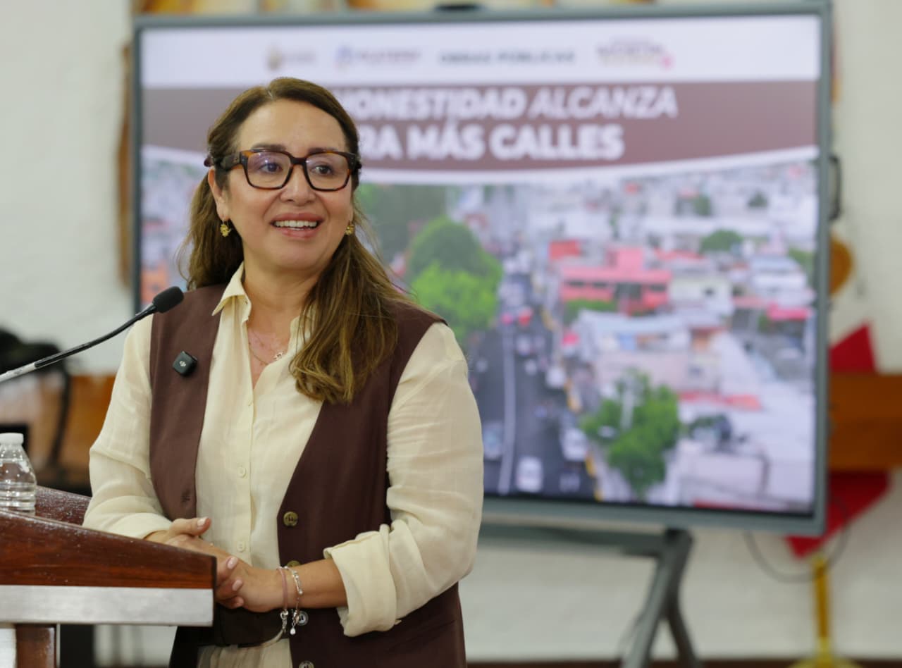 como-nuevos-casi-400-km-de-vialidades-en-ecatepec-celebra-azucena