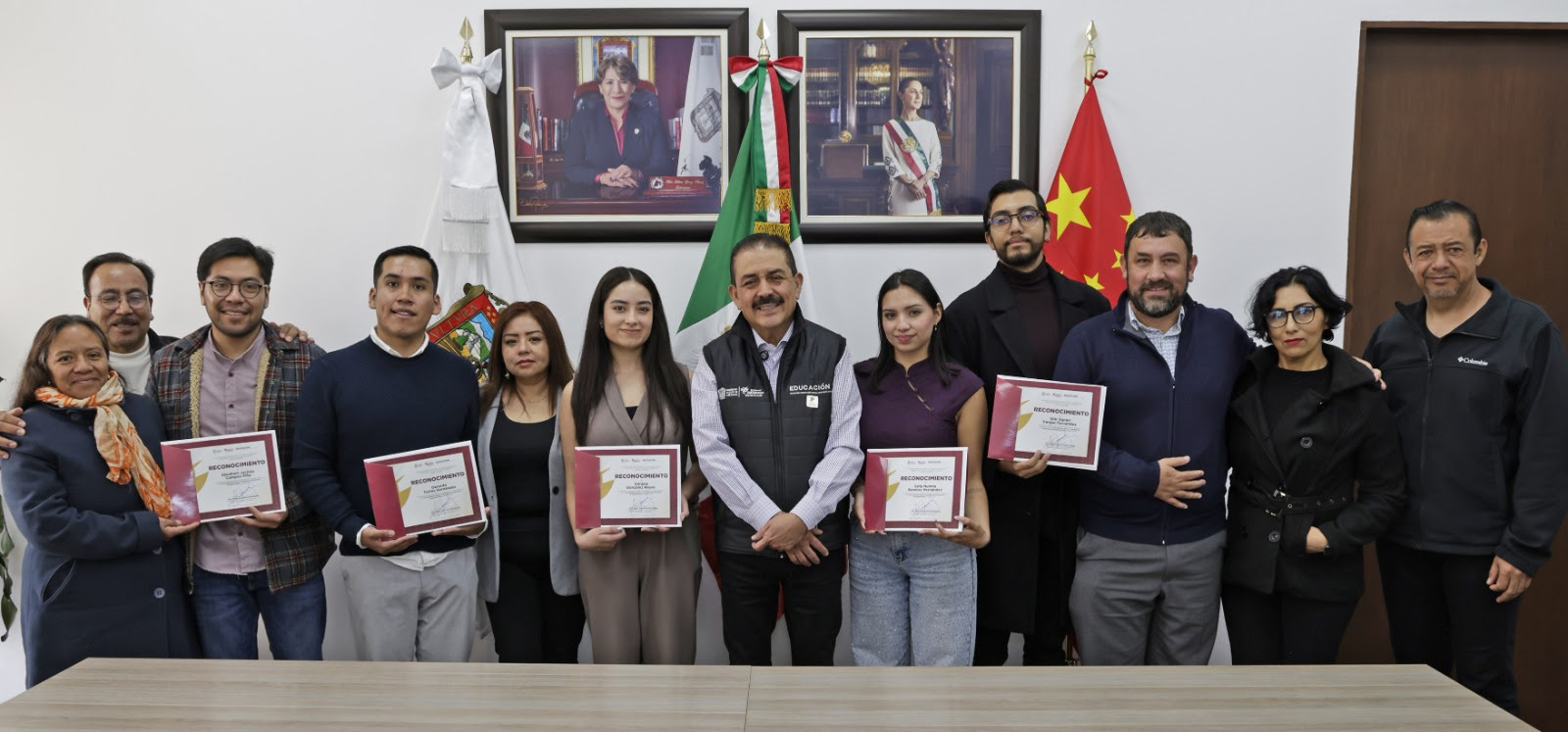 entrega-gobierno-del-edomex-becas-a-seis-estudiantes-para-cursar-maestrias-y-doctorados-en-china