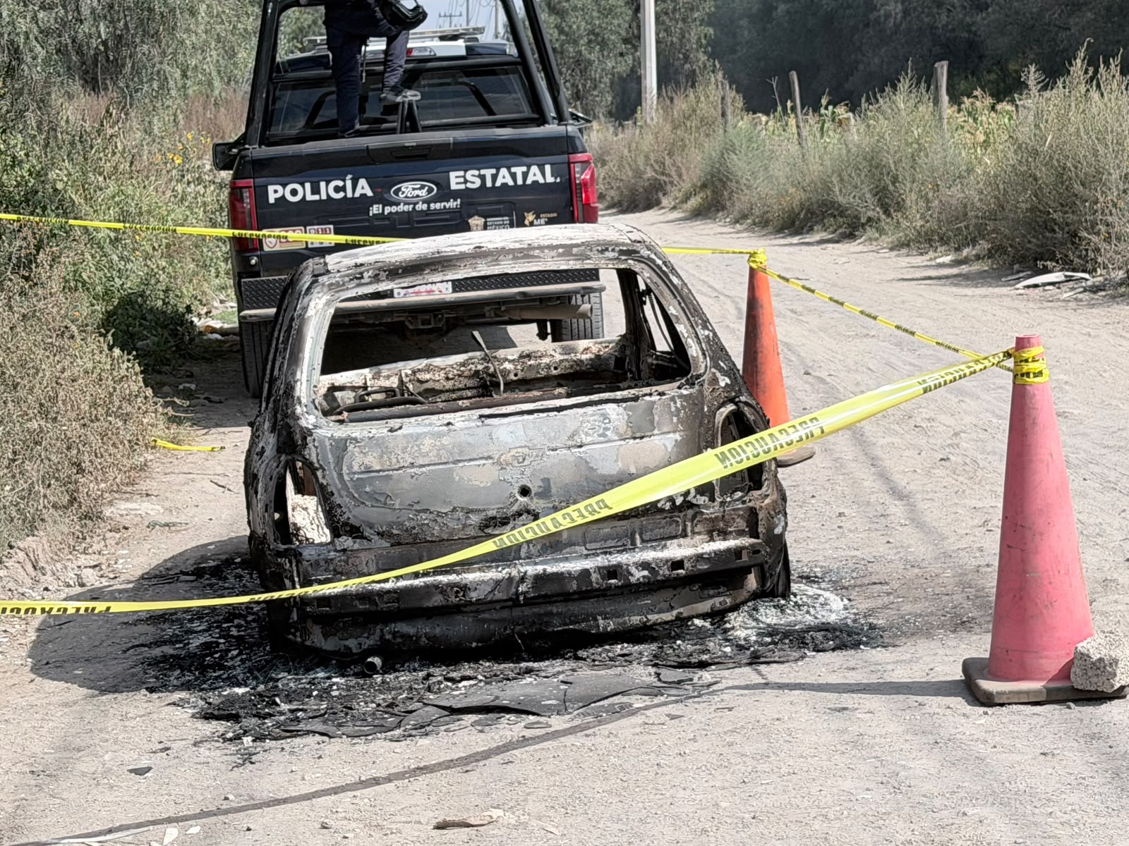 hallan-dos-cuerpos-calcinados-en-un-auto-en-el-municipio-de-texcoco