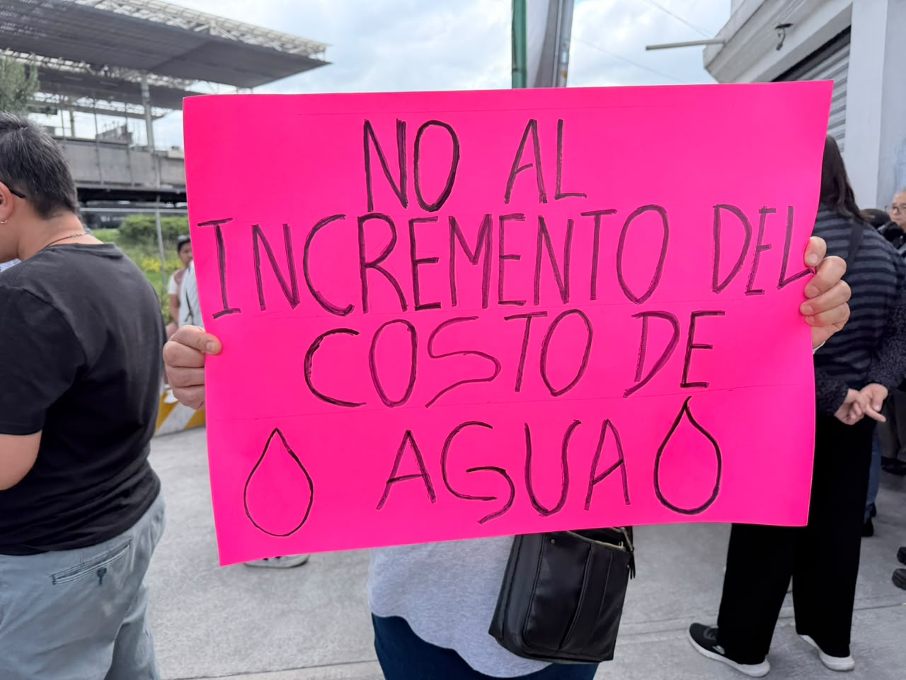 desesperados-por-falta-de-agua-vecinos-bloquean-calles-y-acceso-al-tren-exigen-que-el-ayuntamiento-de-toluca-restablezca-el-suministro