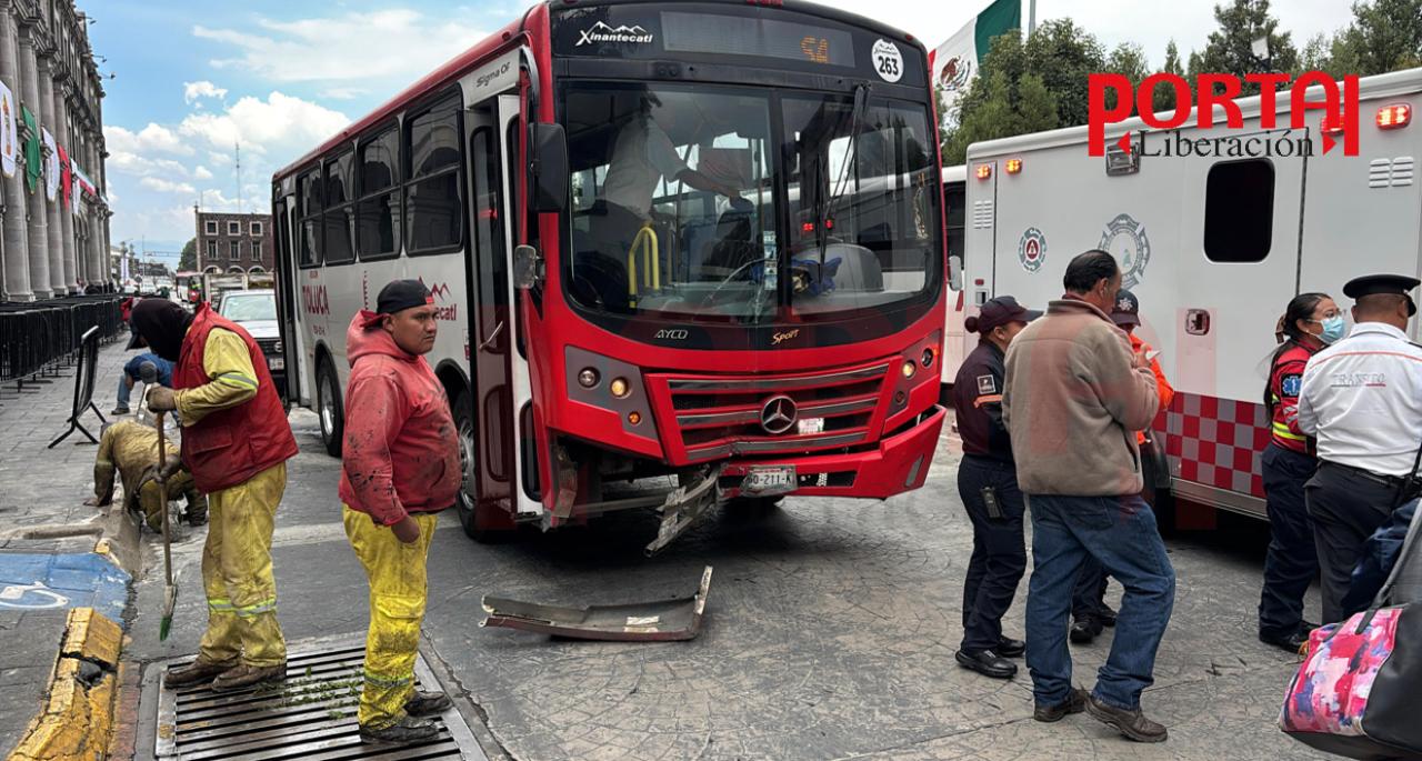 Imparables accidentes de transporte público en el Edomex: autobús se estrella en pleno centro de Toluca
