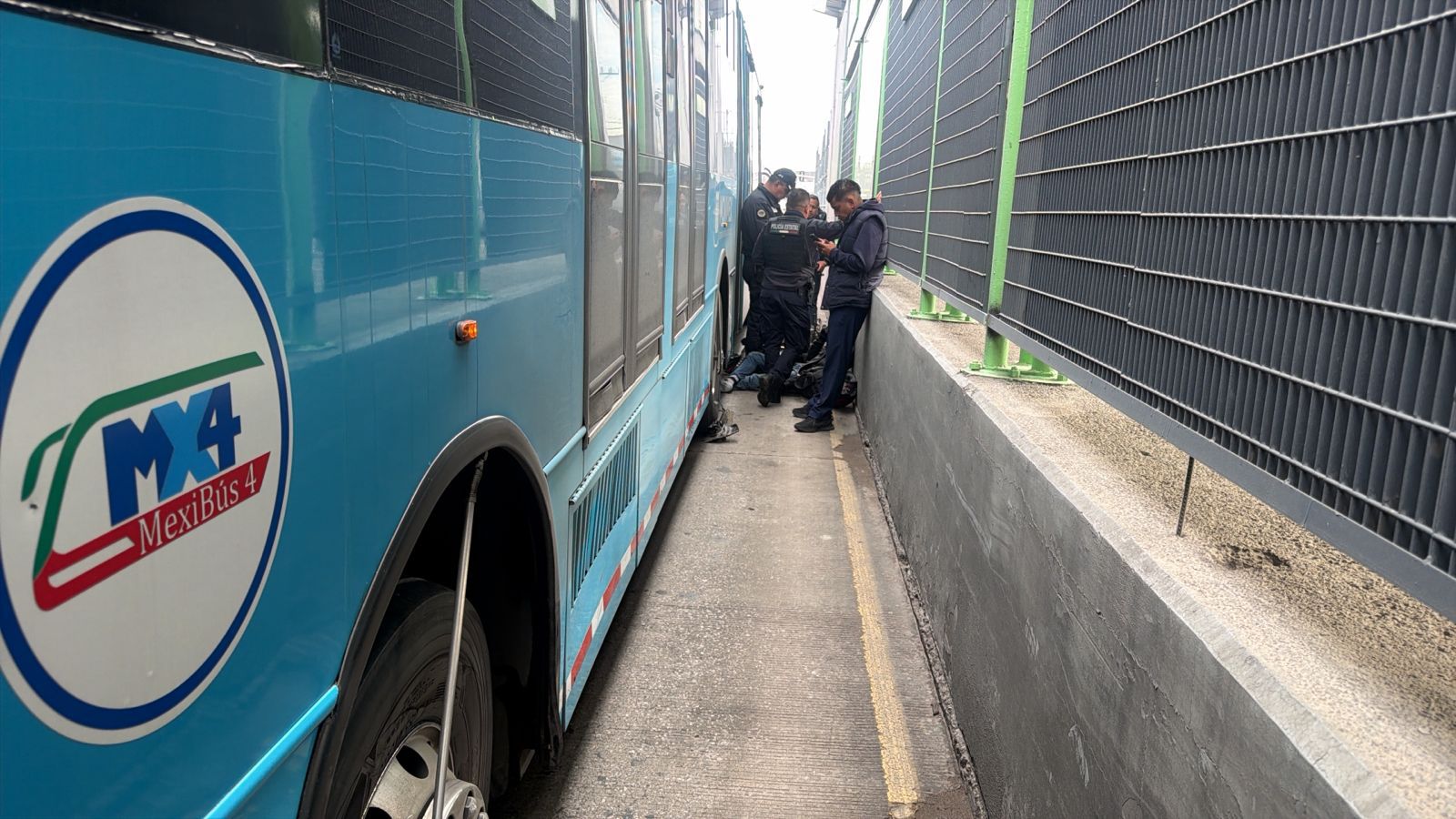 motociclista-invade-carril-confinado-y-es-arrastrado-por-el-mexibus
