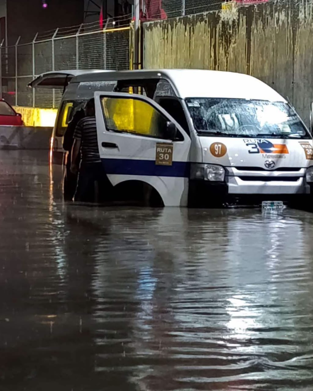seis-personas-mueren-al-interior-de-una-unidad-de-transporte-publico-en-tultitlan
