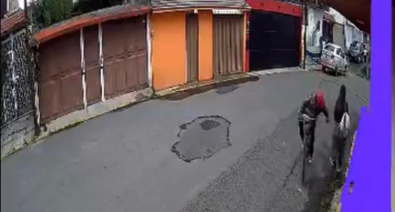 acosador-es-captado-por-una-camara-al-tocar-a-una-mujer-sin-su-consentimiento-en-metepec
