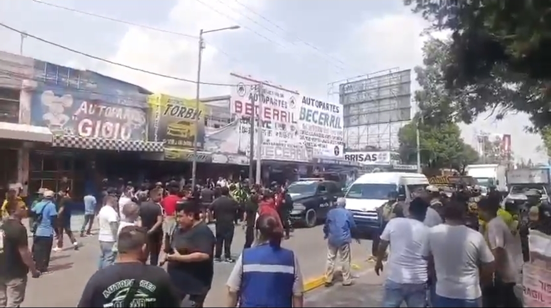 vendedores-de-autopartes-desquician-el-trafico-en-la-via-jose-lopez-portillo-municipio-de-tultitlan