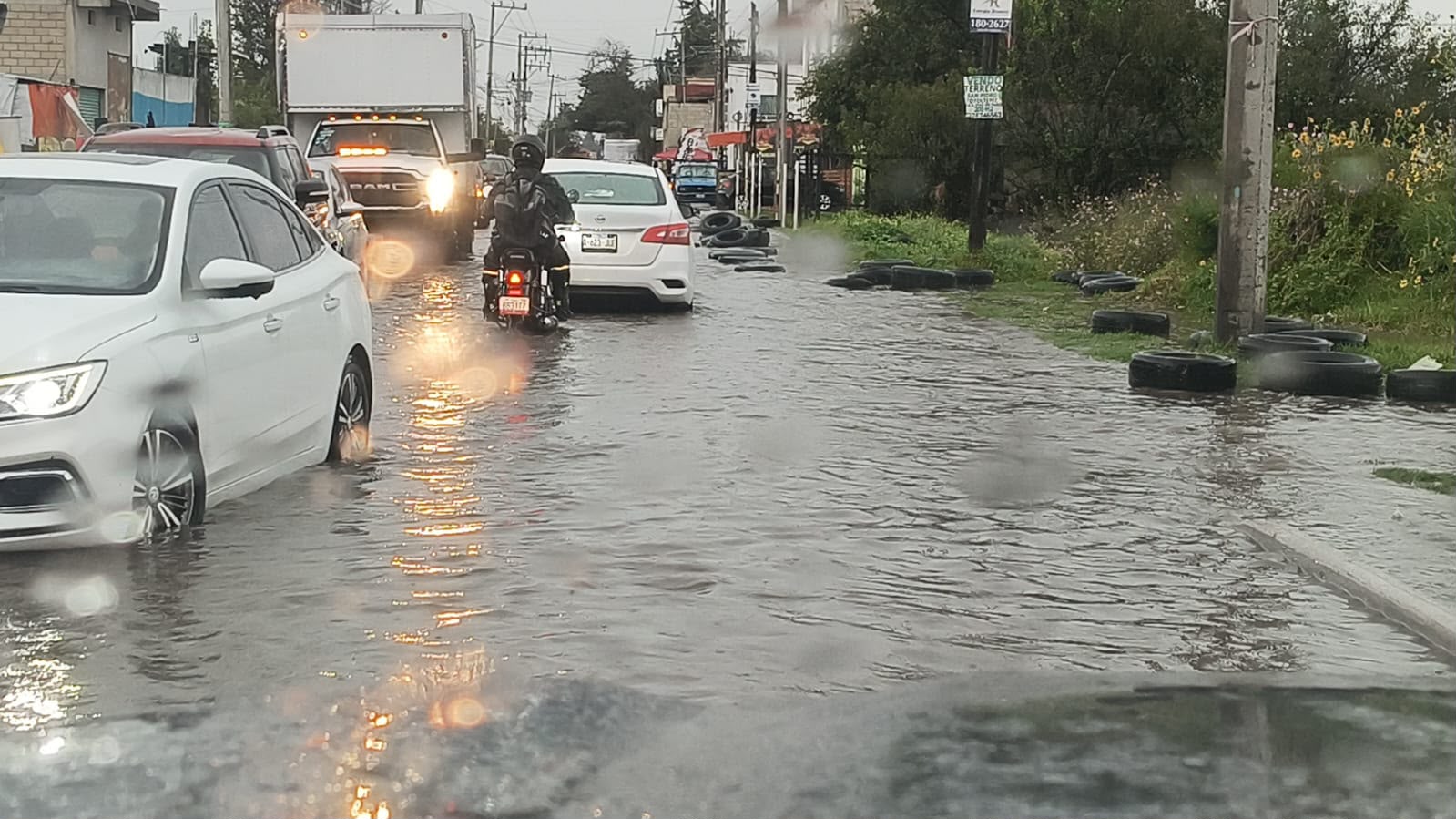 tormentas-ahogan-el-transito-en-vialidades-y-viviendas-del-valle-de-toluca-por-su-pesimo-drenaje