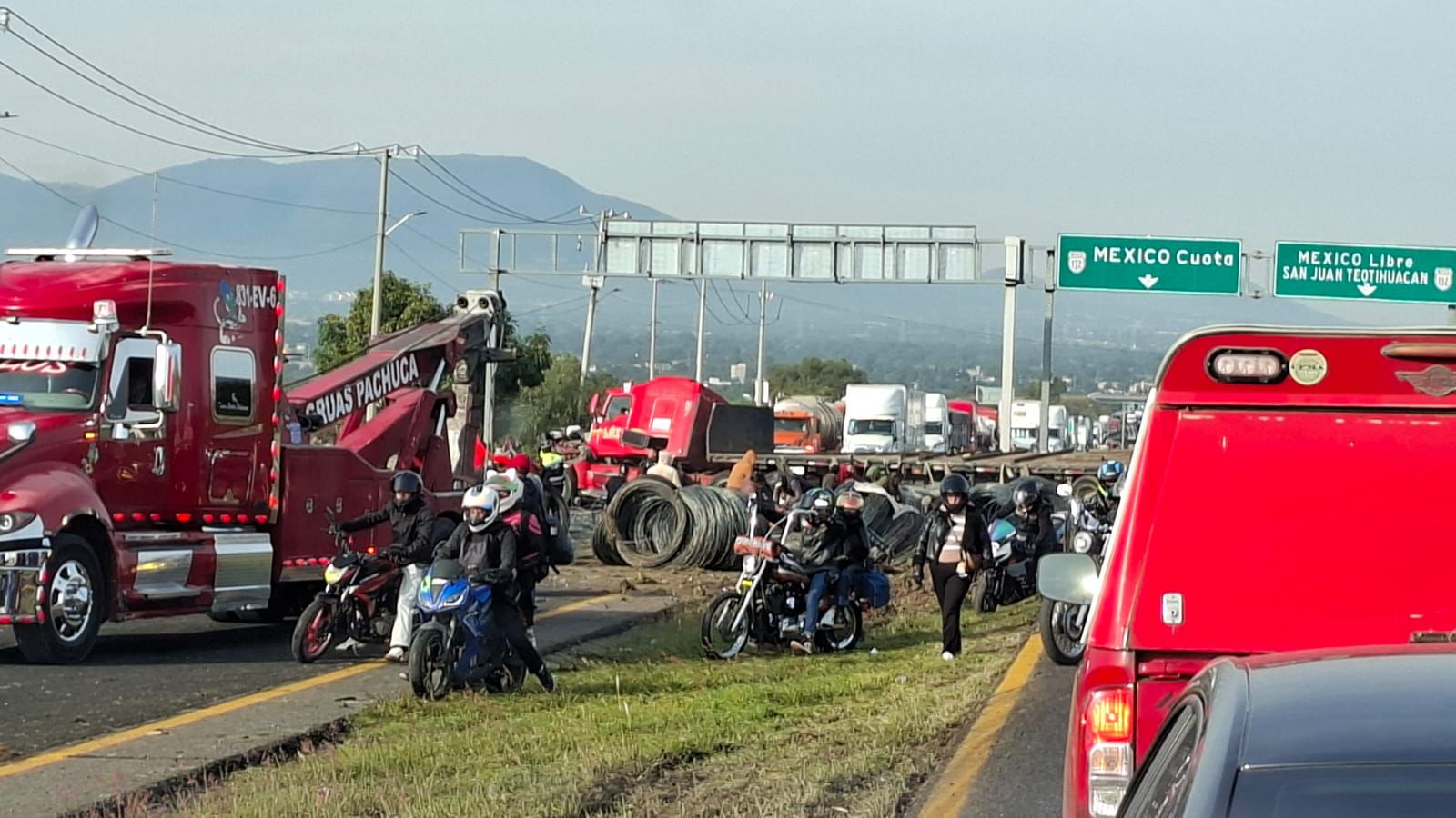 automovilistas-roban-alambre-de-un-trailer-accidentado-en-la-mexico-tulancingo