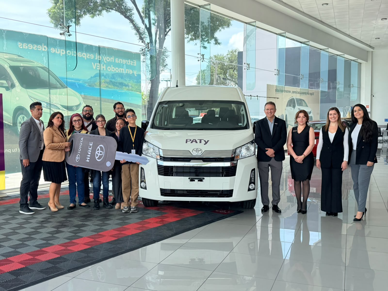 Toyota dona camioneta al Centro de Autismo Teletón Ecatepec