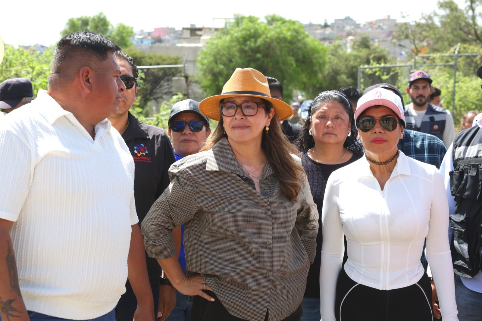 azucena-detecta-a-un-sujeto-tirando-basura-en-via-publica-de-ecatepec-y-detienen-al-infractor