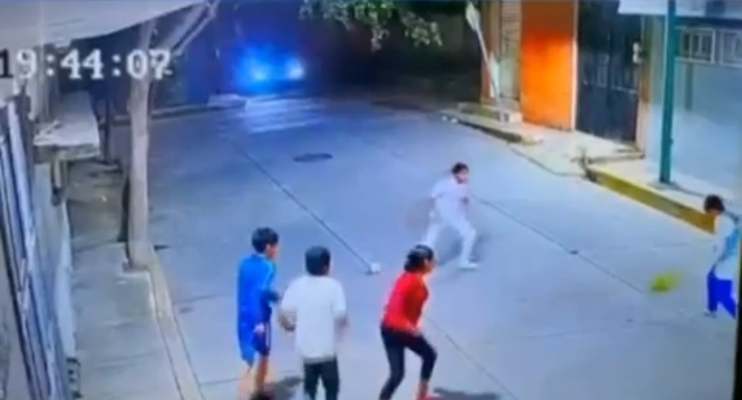 sujetos-armados-son-grabados-robando-un-auto-a-mujer-en-chimalhuacan