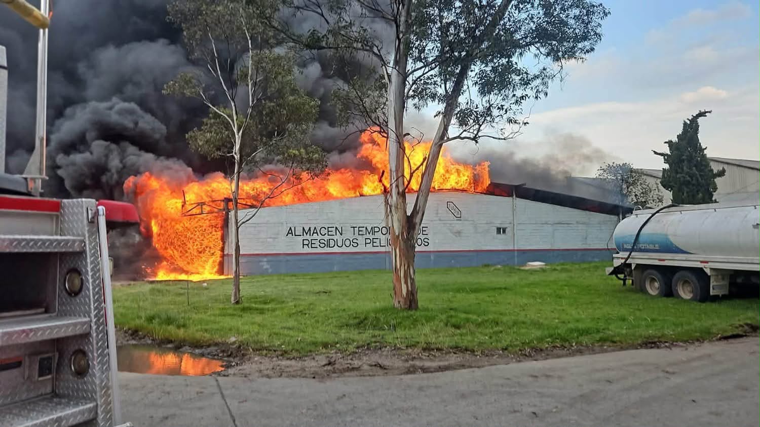 se-movilizan-bomberos-de-5-municipios-para-contener-incendio-en-zona-industrial-de-jocotitlan