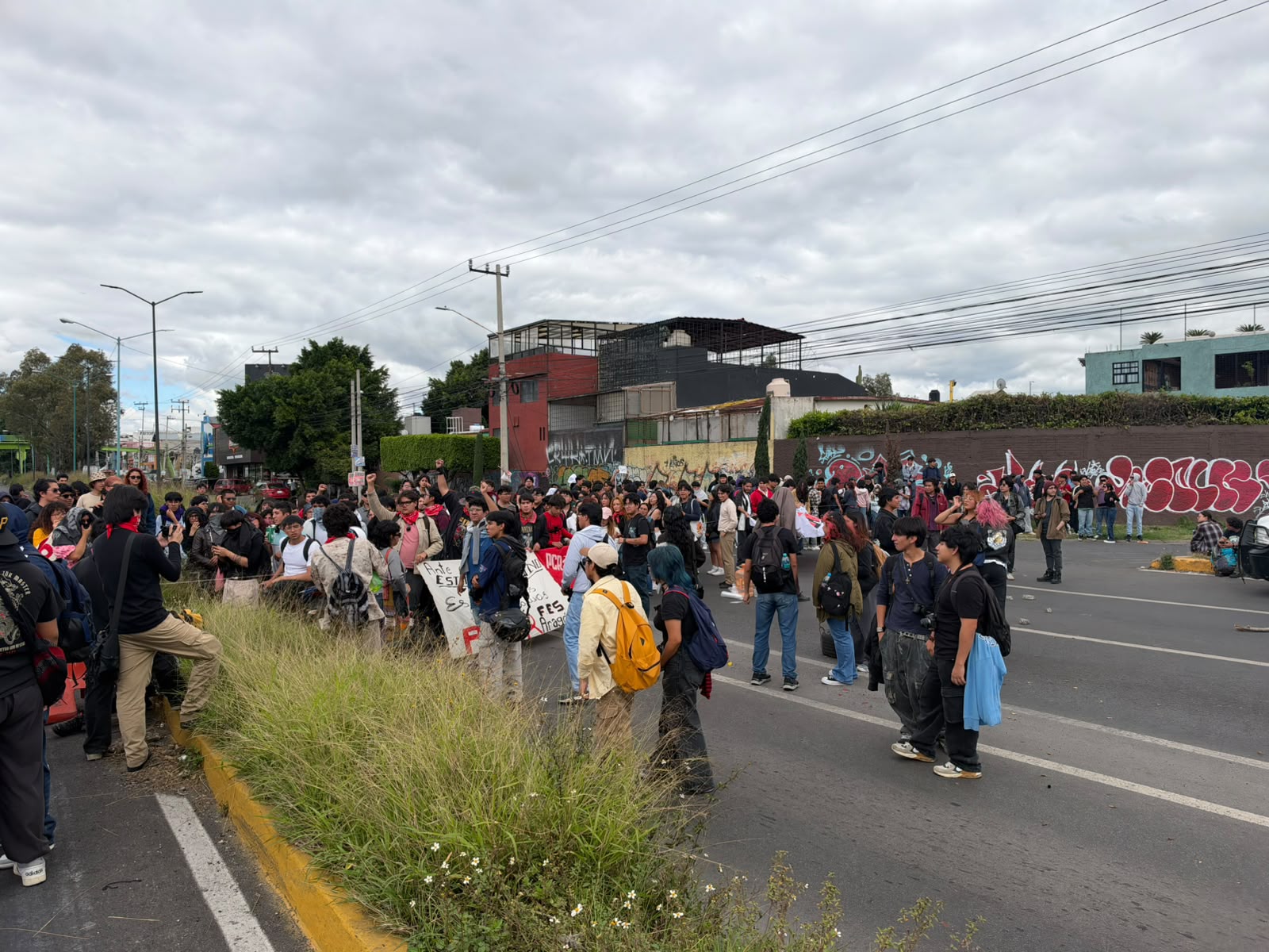 estudiantes-de-la-fes-aragon-colapsan-vias-para-exigir-a-la-directora-mejorar-las-instalaciones-seguridad-y-frenar-el-acoso