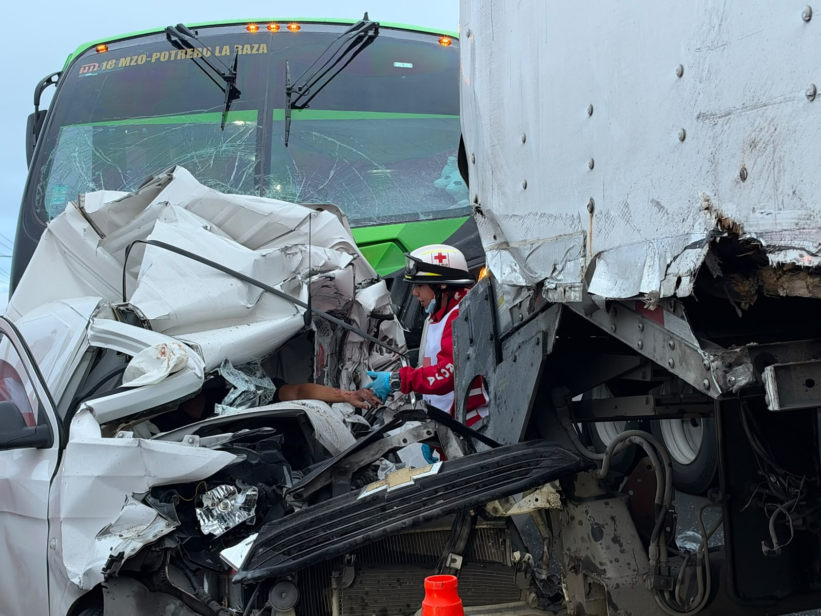 De milagro:  carambola  en el CEM  entre cinco  camiones,  un autobús  y 2 coches  termina en  saldo blanco