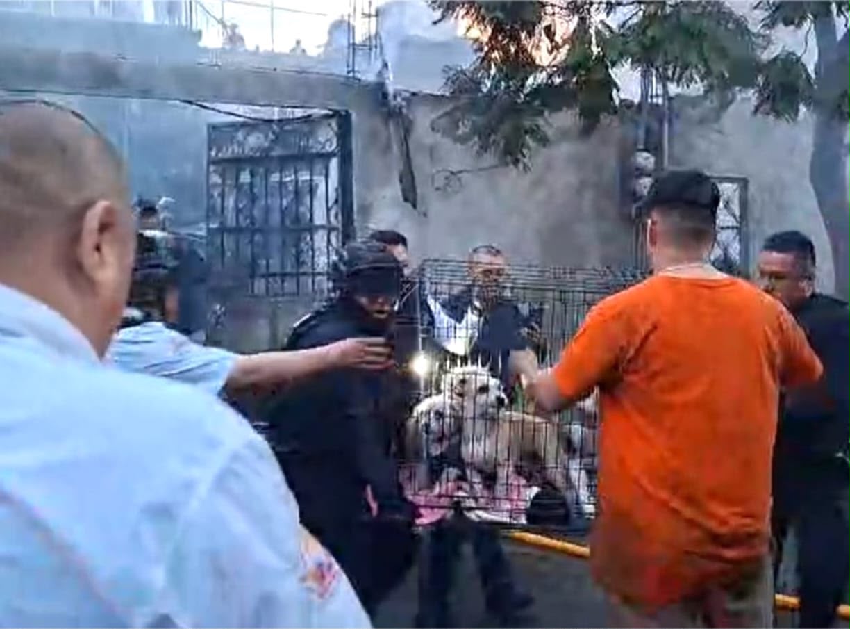 salvan-a-2-personas-y-4-perritos-de-incendio-en-neza