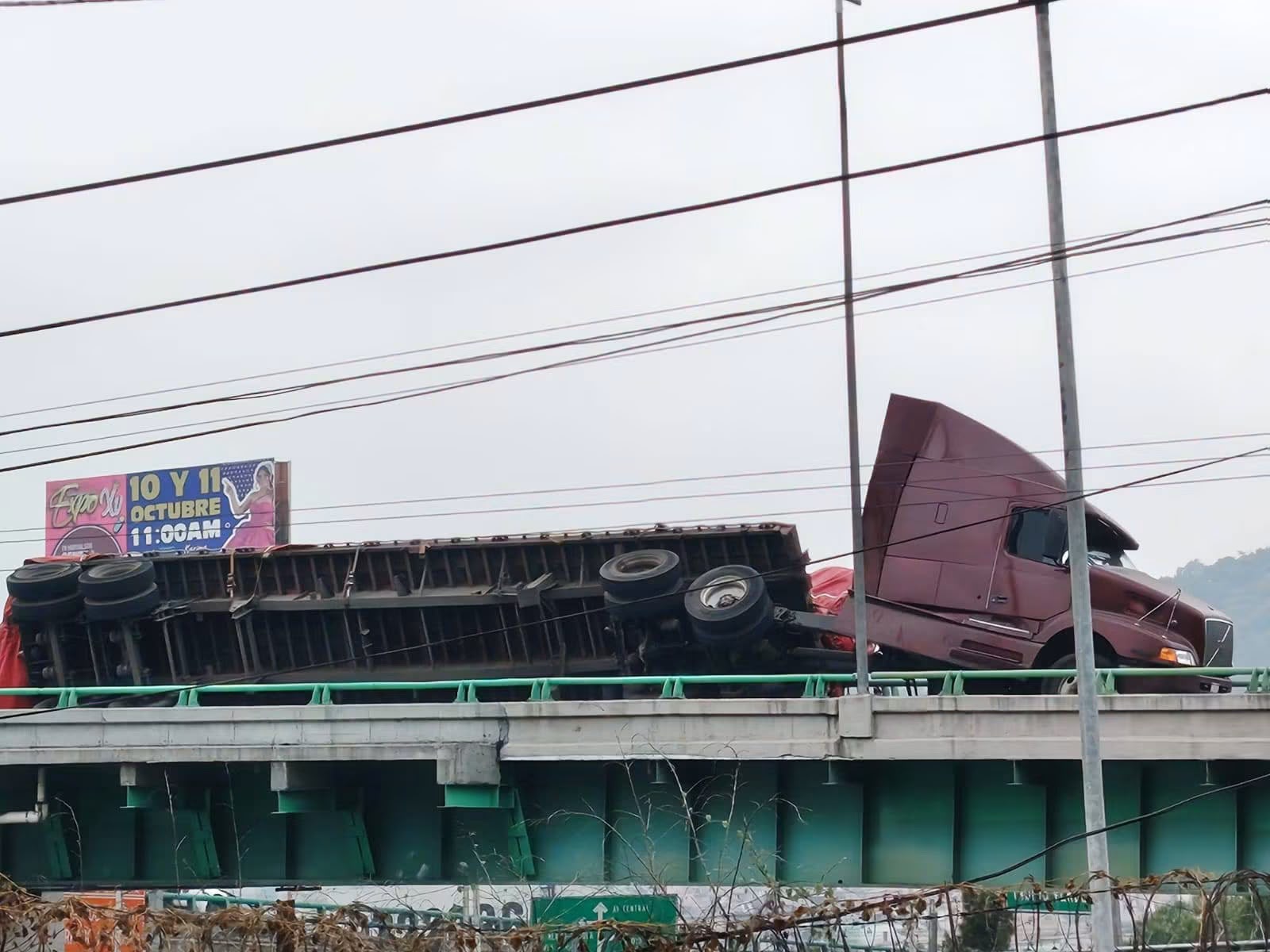 accidente-de-trailer-cargado-de-rollos-de-papel-provoca-caos-vial-en-la-mexicopachuca-y-rio-de-los-remedios