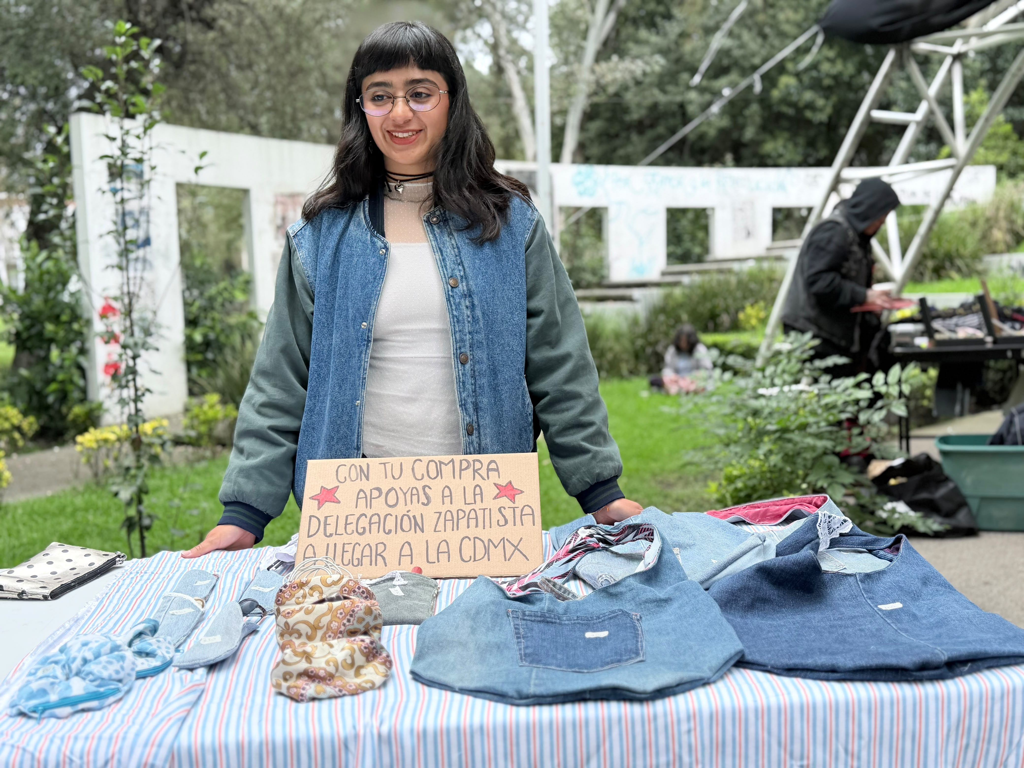 con-ropa-reciclada-joven-de-toluca-reune-fondos-para-apoyar-a-delegacion-zapatista