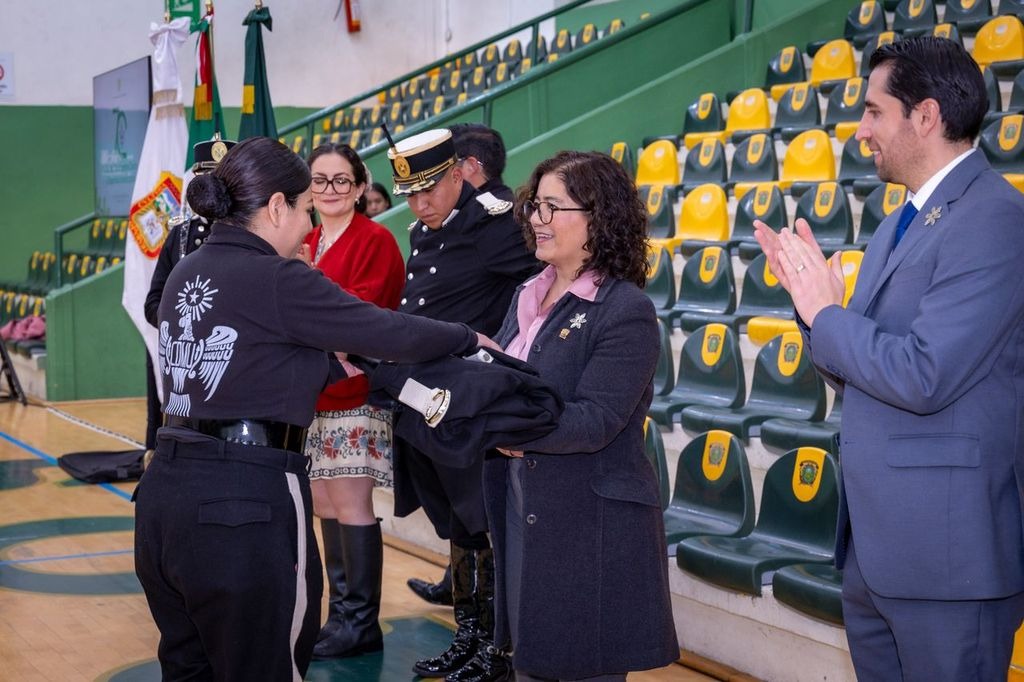 con-entrega-de-uniformes-martha-zarza-conmemora-los-70-anos-del-contingente-civico-y-deportivo-de-la-uaem