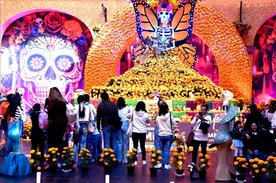 tu-ya-la-viste-recibe-casi-mil-vistas-ofrenda-monumental-del-palacio-de-gobierno-en-primer-dia-de-exhibicion