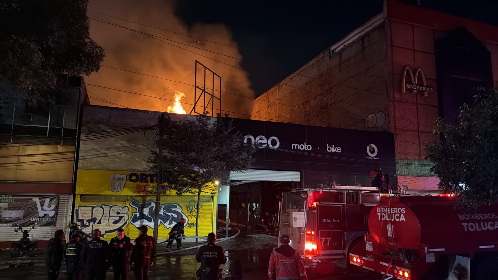 arde-el-centro-de-toluca-por-incendio-en-comercio-intervienen-bomberos-de-3-municipios
