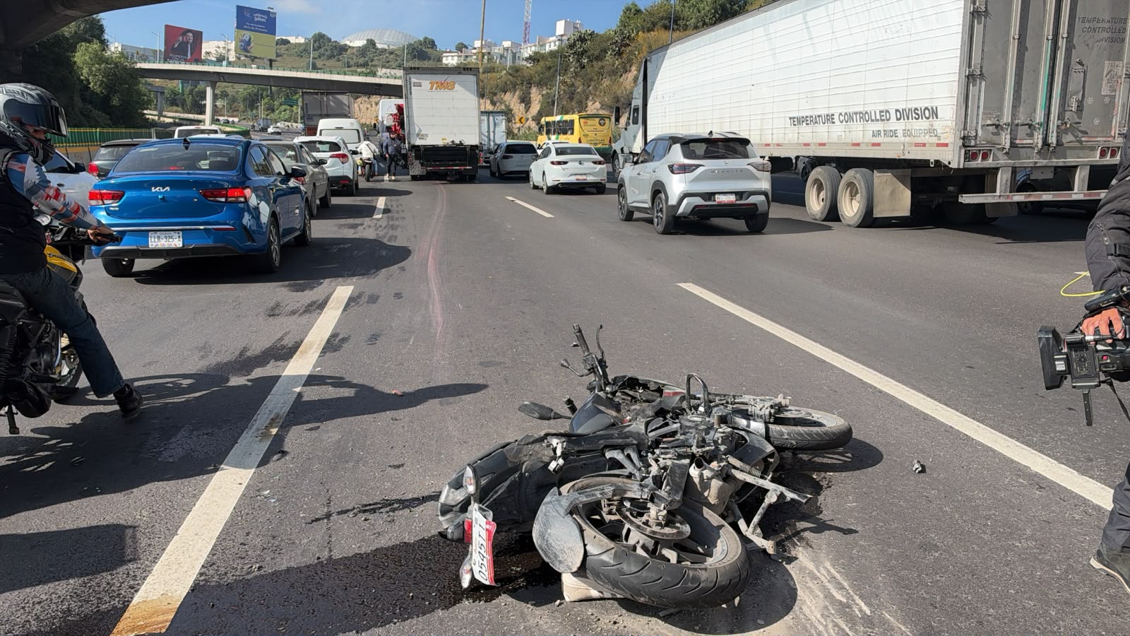 muere-motociclista-tras-ser-arrollado-en-la-mexicoqueretaro