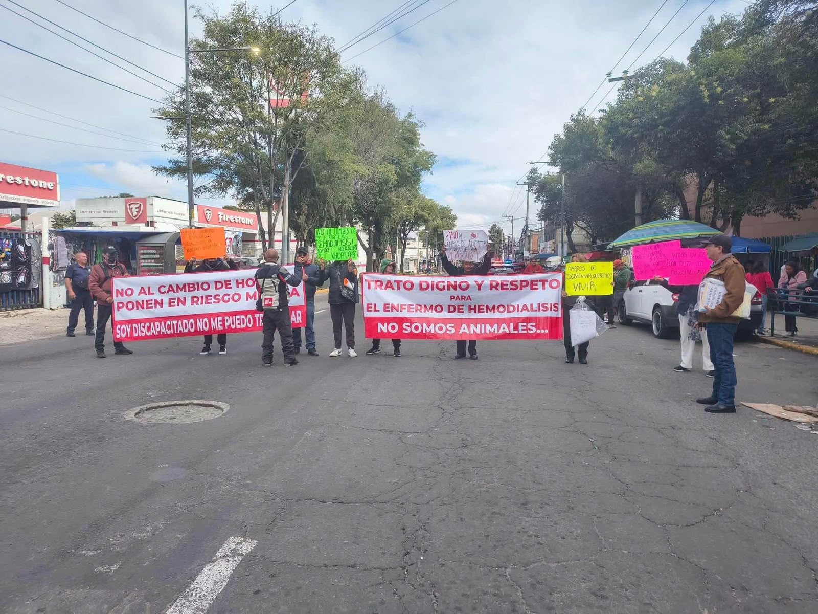 pacientes-de-hemodialisis-bloquean-la-via-gustavo-baz