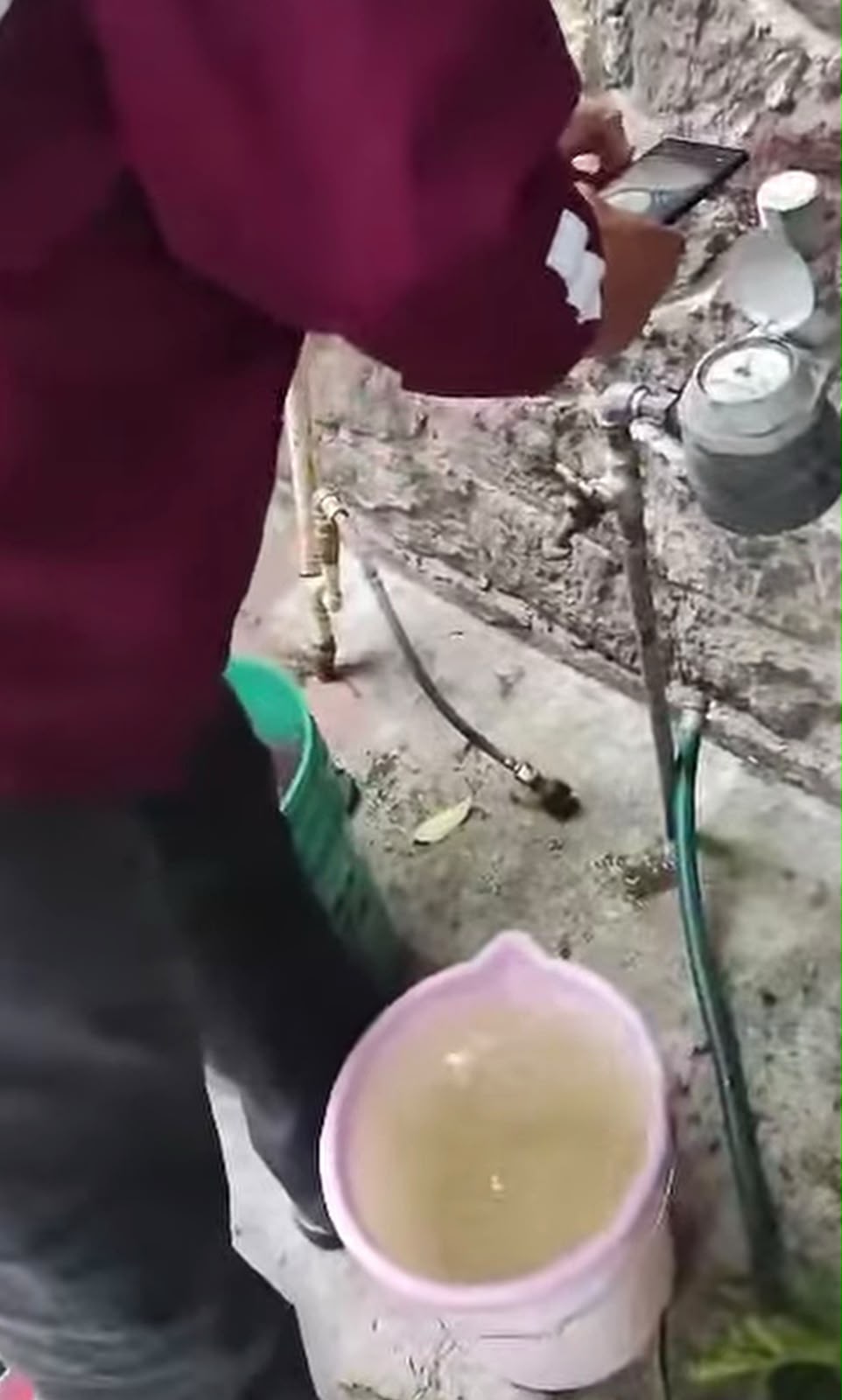 Reciben  agua con  arena y  amarilla  vecinos de  Toluca y el  alcalde no  responde
