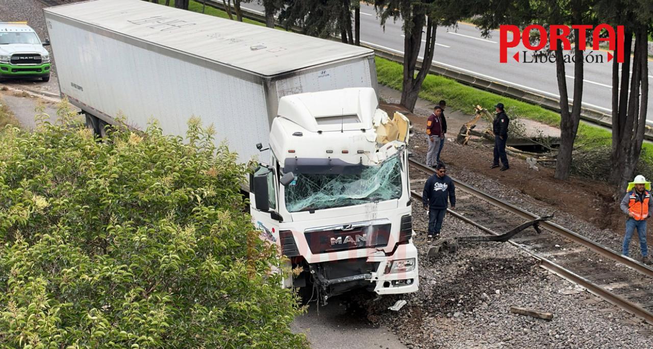 trailer-fuera-de-control-arrastra-arbol-y-postes-en-tollocan-conductor-sale-herido