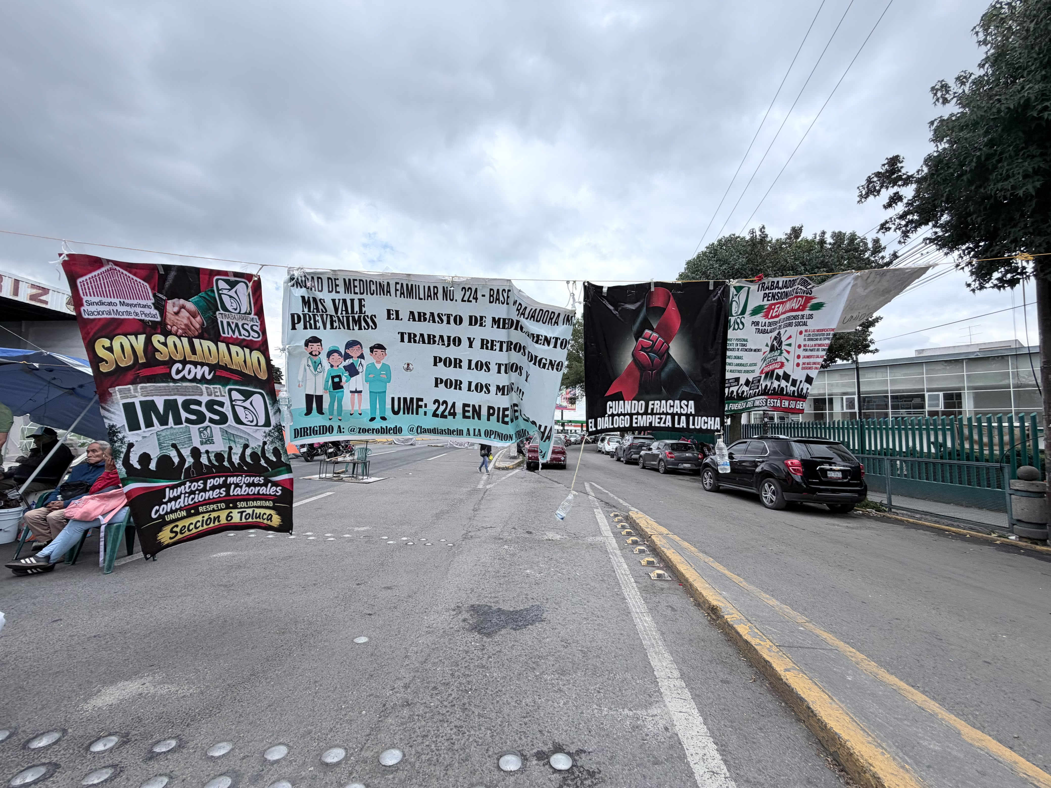 bloqueo-en-tollocan-ya-no-es-por-el-salario-personal-del-imss-busca-destituir-al-lider-sindical-rafael-olivos