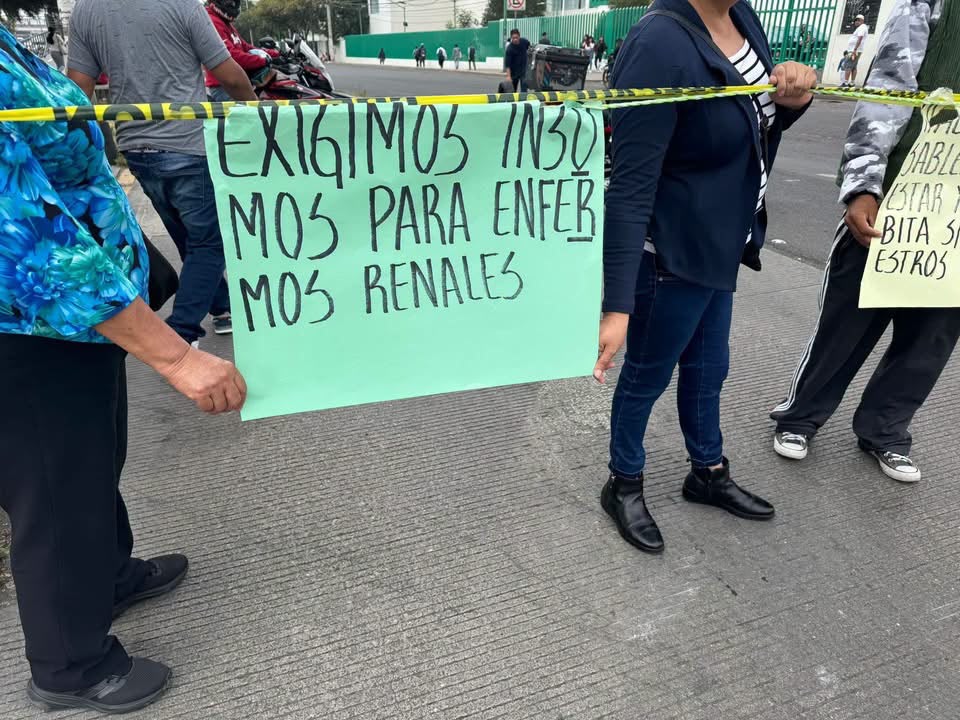 estallan-mas-bloqueos-de-pacientes-a-vialidades-para-exigir-hemodialisis-en-edomex