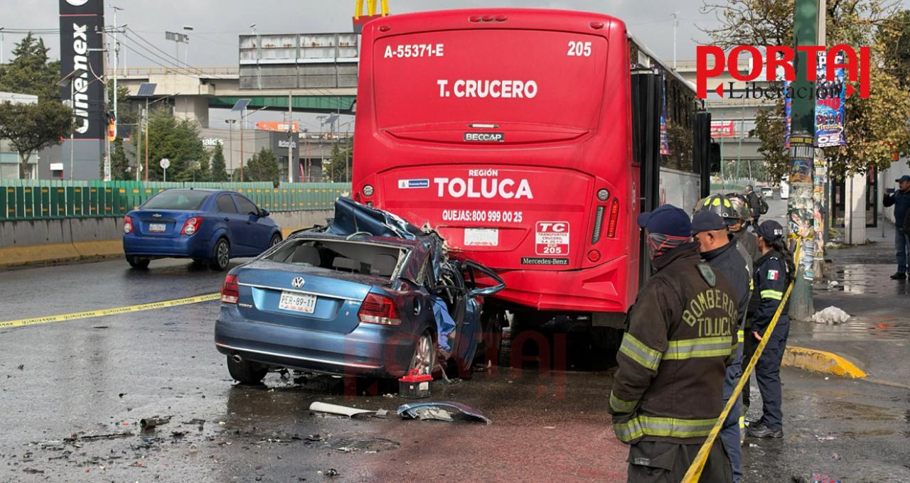 mueren-dos-personas-al-estrellar-su-auto-contra-un-autobus-en-toluca