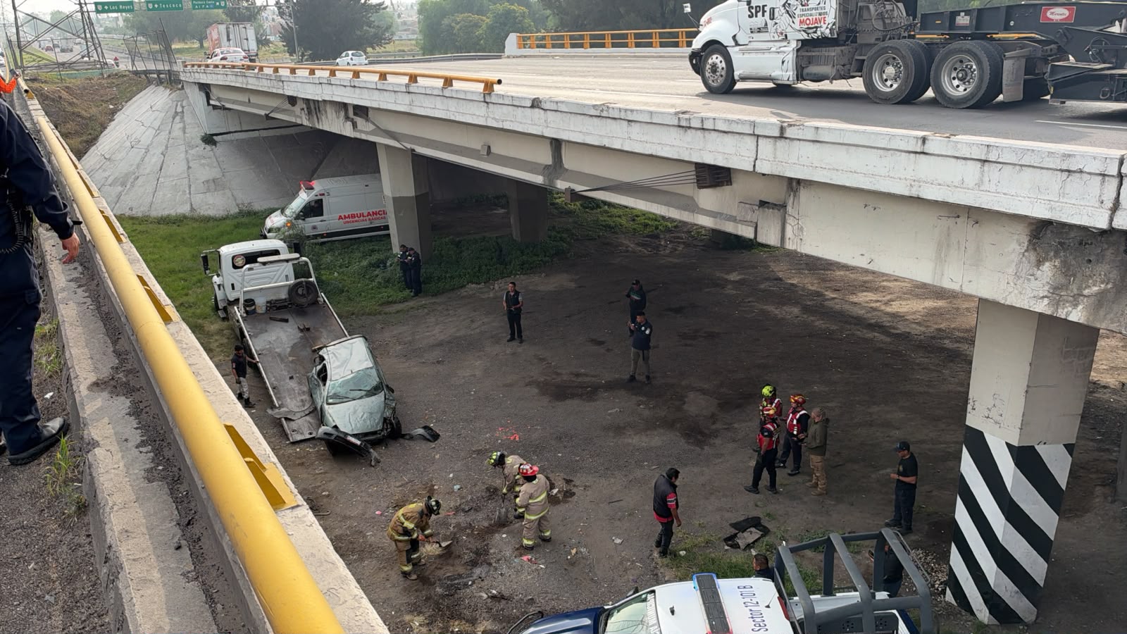 automovil-cae-de-puente-tras-ser-proyectado-por-una-camioneta-en-la-lecheriatexcoco